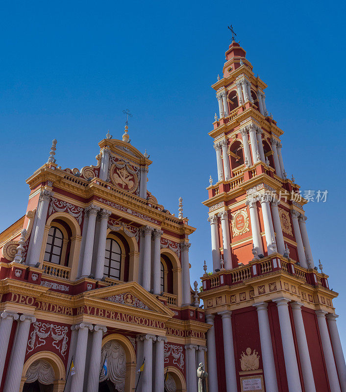这是萨尔塔市旧金山Iglesia de San Francisco屋顶立面的低角度拍摄。